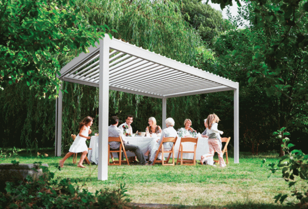 SetWidth850 Freestanding Bask Louvre roof with family in summer picnic